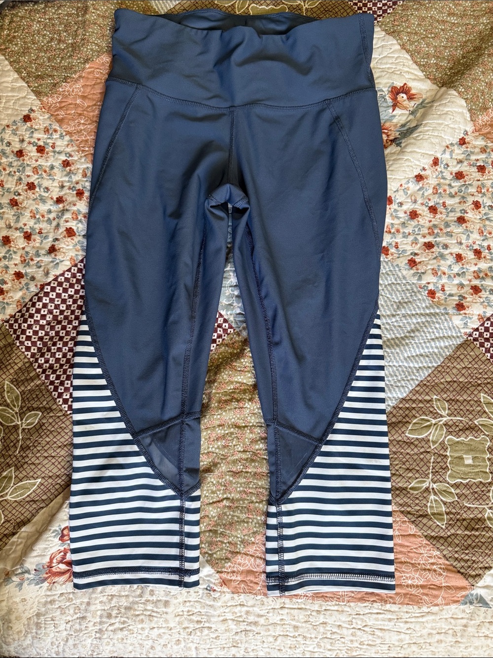 Xersion women’s Navy Stripe Athletic Capri Leggings size medium